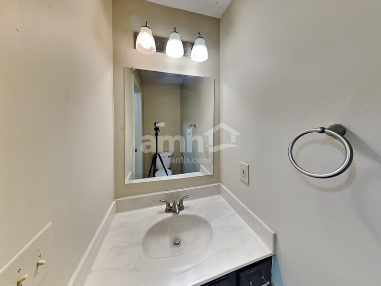 Building Photo - 12478 Thoroughbred Dr