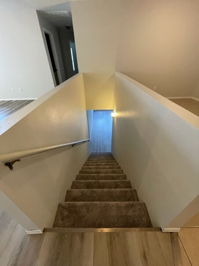 Building Photo - 4 Bedroom Walk out Basement Duplex in Ozark!