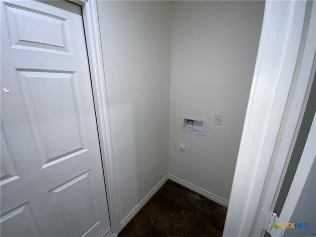 Building Photo - 2405 Alterman Dr
