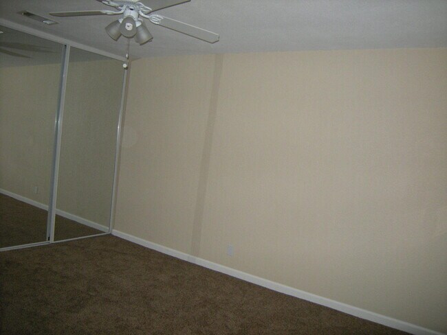 Building Photo - Walking distance to Cambridge Elementary S...