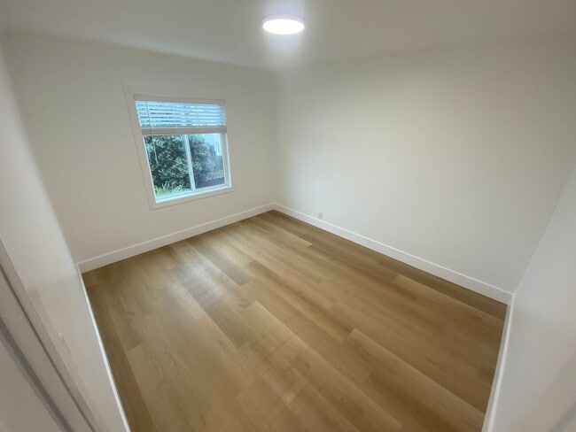 Building Photo - Stunning Redesigned Coastal San Francisco Residence with Modern Finishes/ 3 Bedroom & 1 Bathroom/...