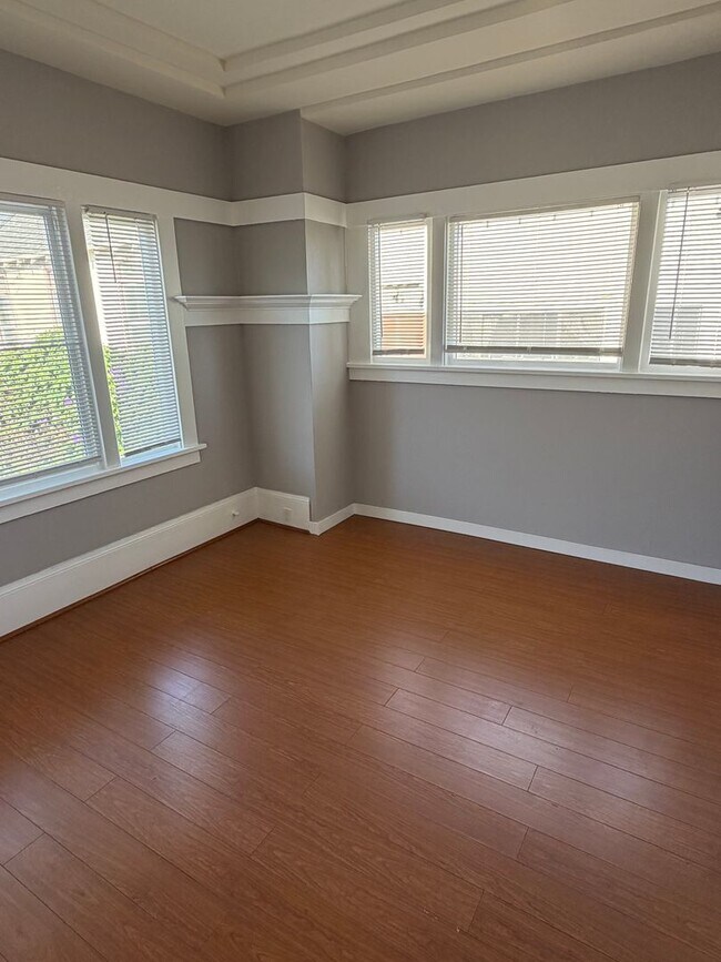 Building Photo - 825-829 37th
