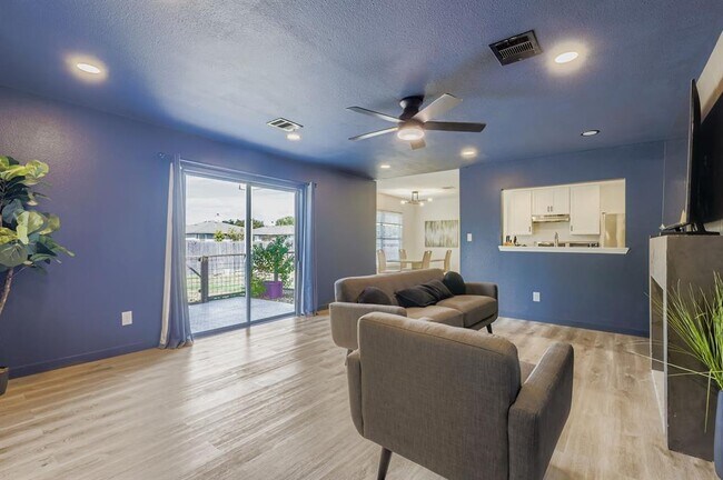 Building Photo - 1202 Hughmont Dr