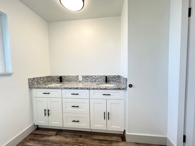 Building Photo - Newly Remodeled 3 Bedroom/2.5 Bathroom Hou...