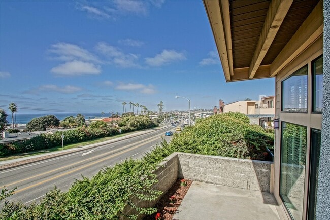 Building Photo - REMODELED, SPACIOUS & BRIGHT OCEAN-FACING CONDO IN BEAUTIFUL COMPLEX PERCHED ABOVE HOLLYWOOD RIVI...