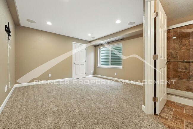 Building Photo - Stunning Home with Washer/Dryer and Centra...