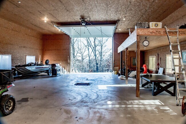 Building Photo - 4 Bedroom Hunting Lodge in Climax Springs