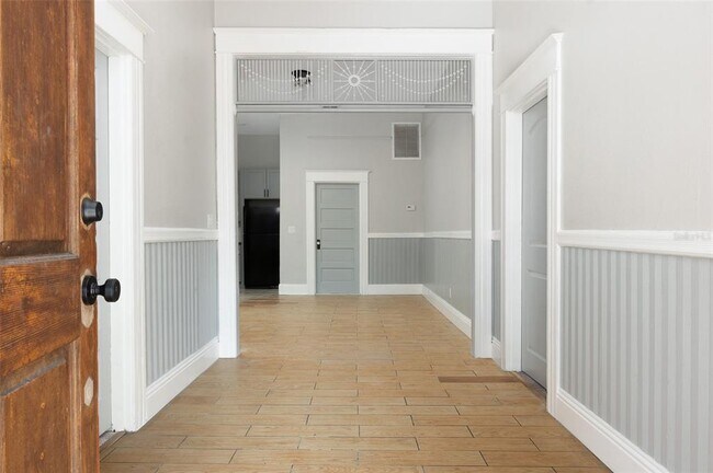 Building Photo - 906 E 11th Ave