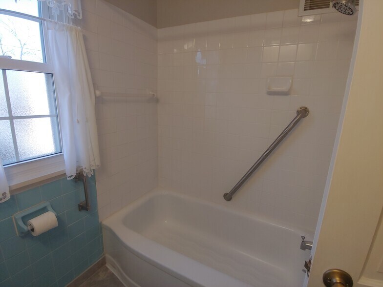 Shower/tub. - 7415 1st Ave S