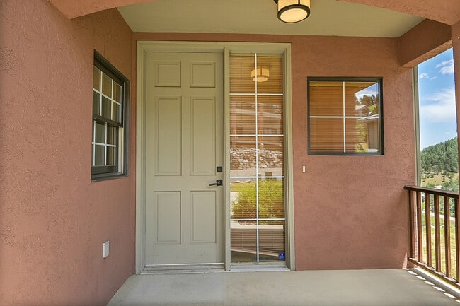 Building Photo - 556 Ridgeside Dr