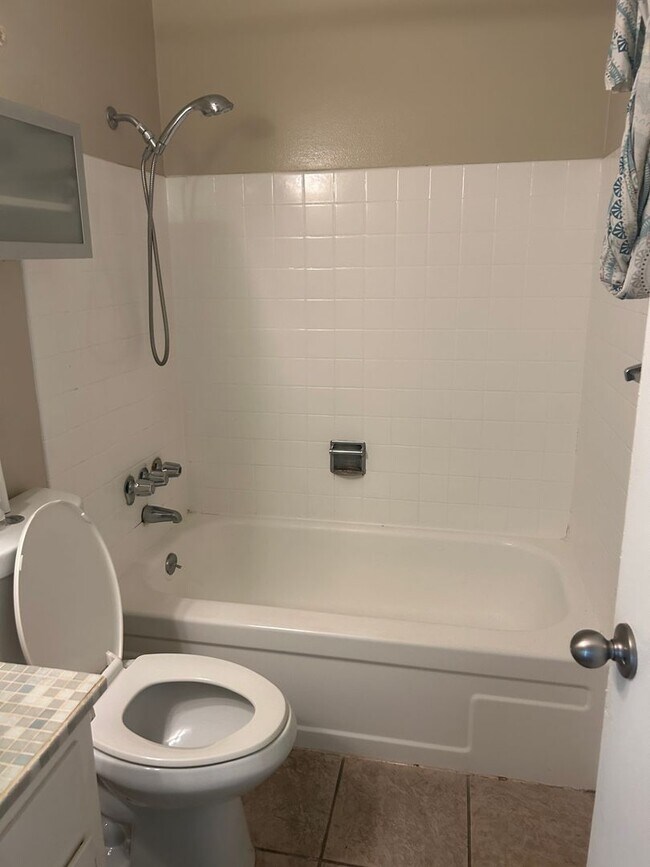 Building Photo - Lovely 2 bedroom 1 bath condo #1 unit