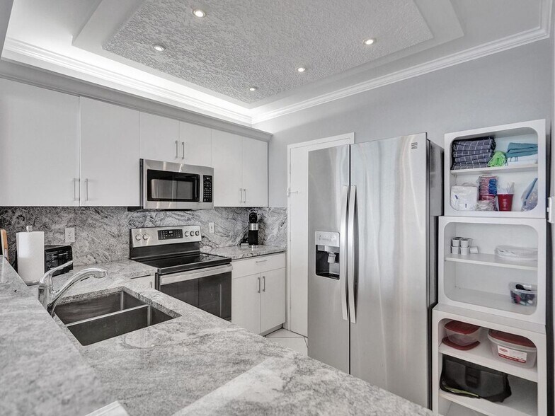 Building Photo - 3725 S Ocean Dr