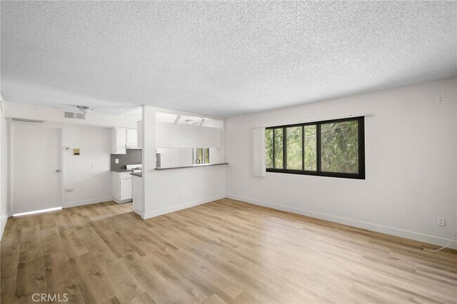 Building Photo - 16226 Vanowen St