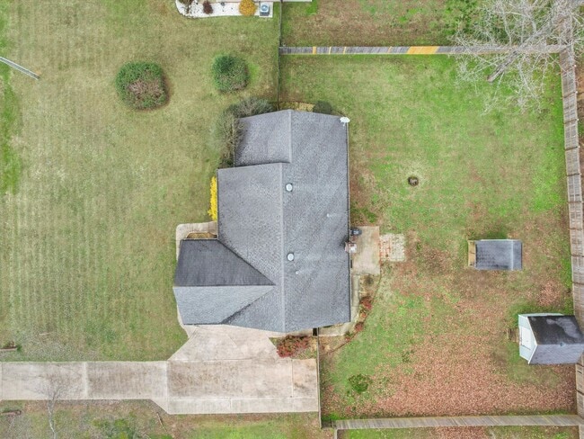 Building Photo - Nice, well-maintained home located on a quiet street in East Limestone.