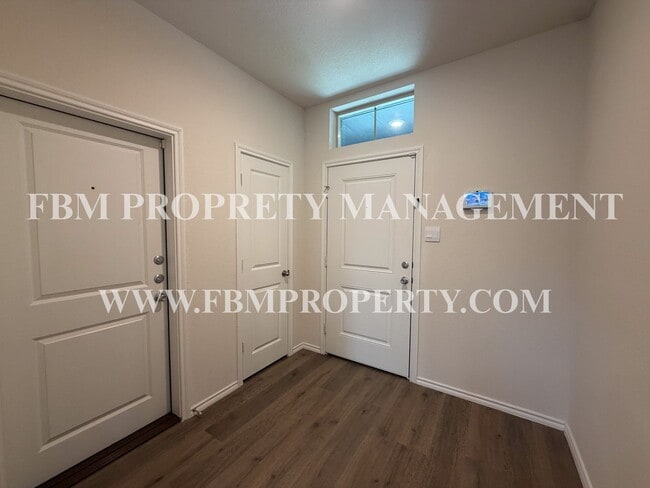 Building Photo - 329 Thoroughbred St