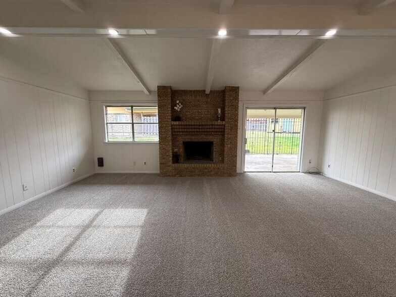 Building Photo - 3007 Sierra Dr