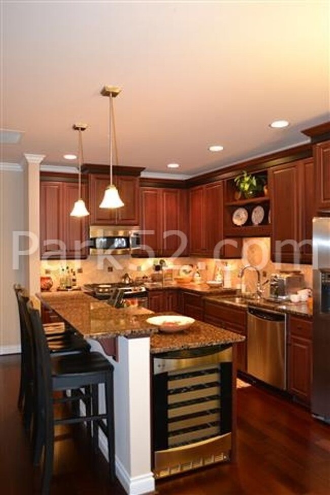 Building Photo - 1 Bed 1.5 Bath Theater District Condo + Am...