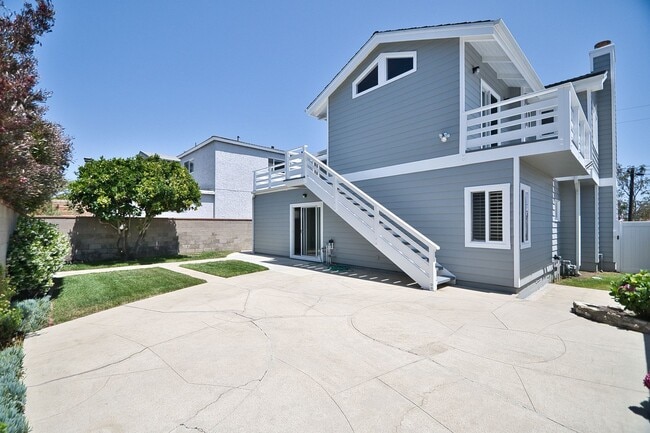 Building Photo - 4 Bed 2.5 Bath Home in Hermosa Beach For L...
