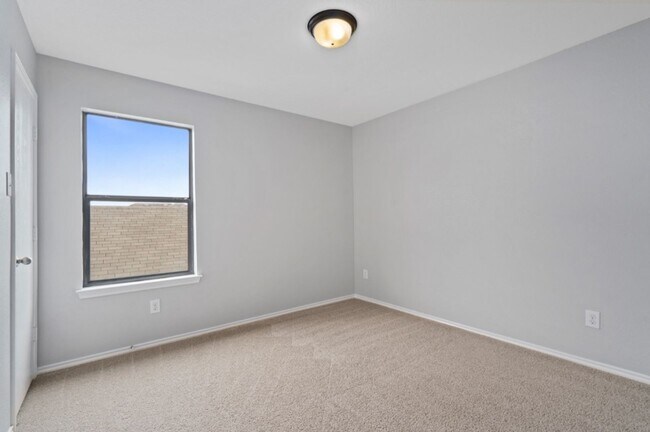 Building Photo - 1132 Hyde Park Dr