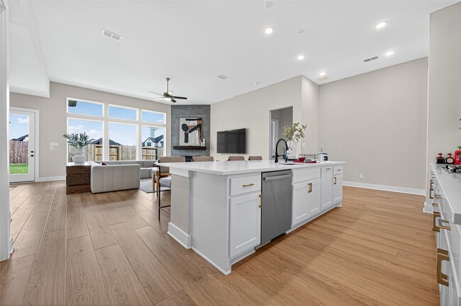 Building Photo - 7727 Pleasant Crst Dr