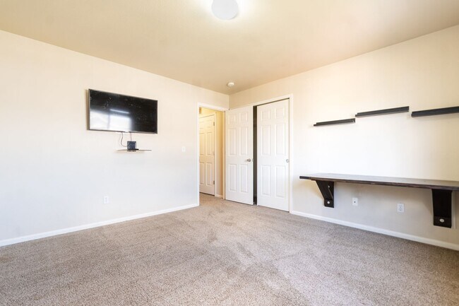 Building Photo - Beautiful townhome on Snow Bowl for Rent!