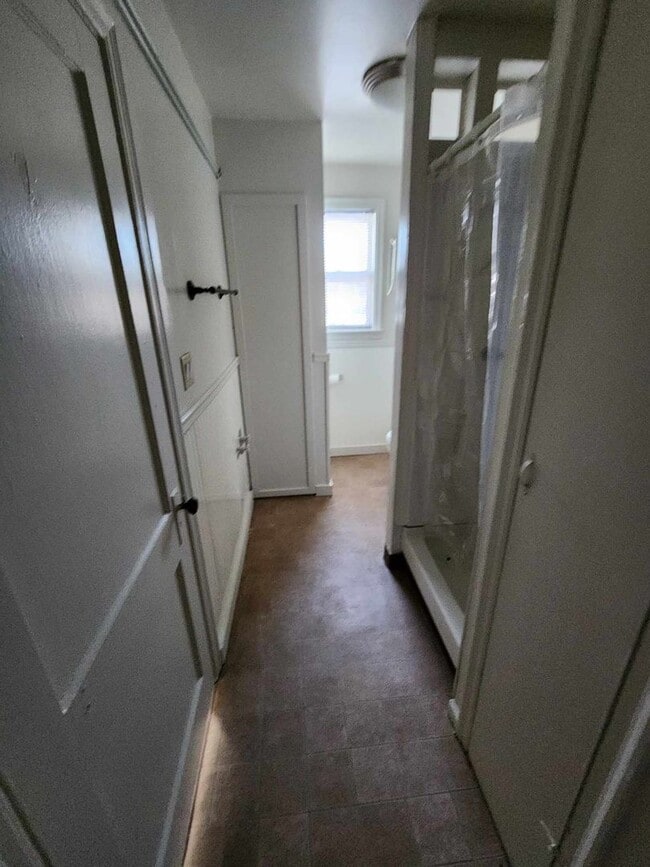 Building Photo - One Bedroom One Bathroom Single House