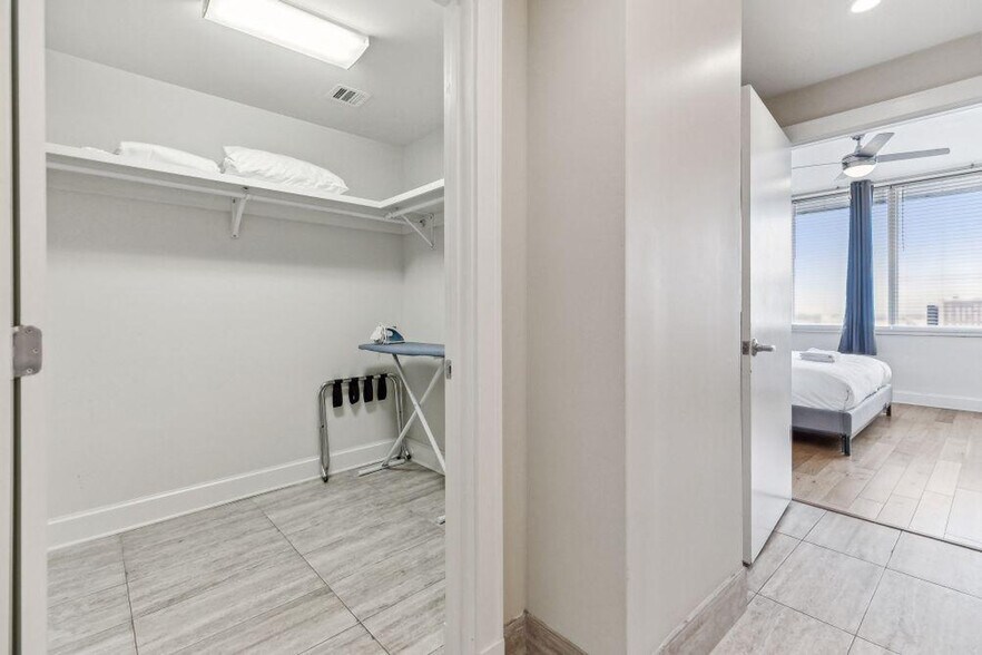 Building Photo - 925 Common St