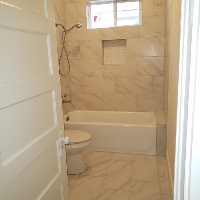 Building Photo - 1017 W 4th St