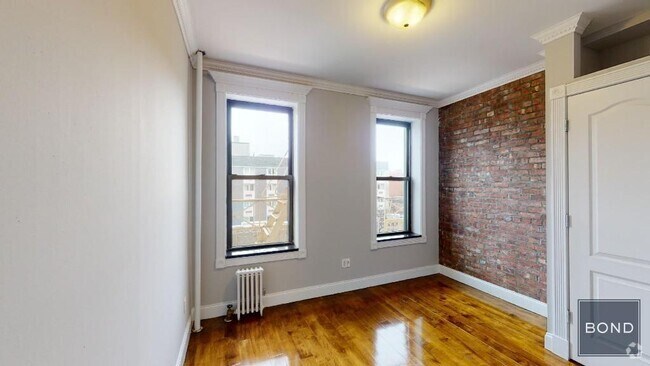 Building Photo - 722 10th Ave