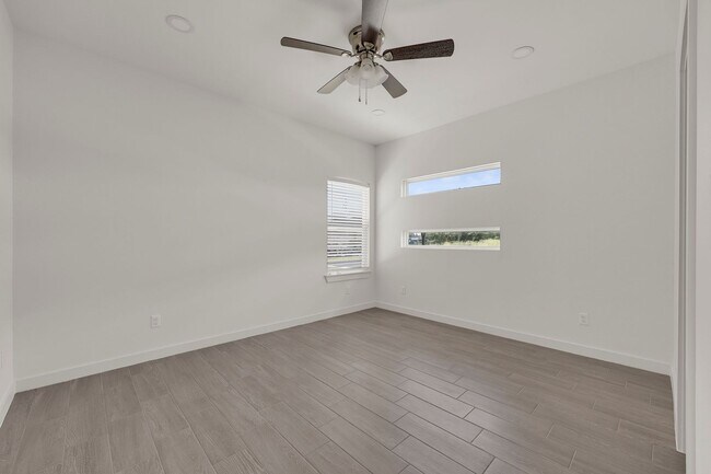 Building Photo - 1502 W Platinum Dr