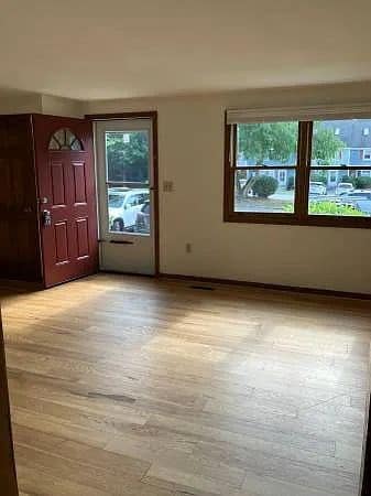 Building Photo - 3 bed 1 1/2 bath 4 level townhome availabl...
