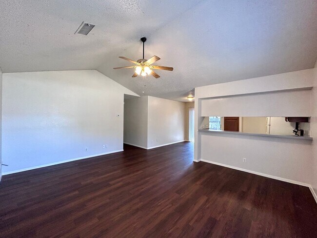 Building Photo - 8802 Pineridge Dr