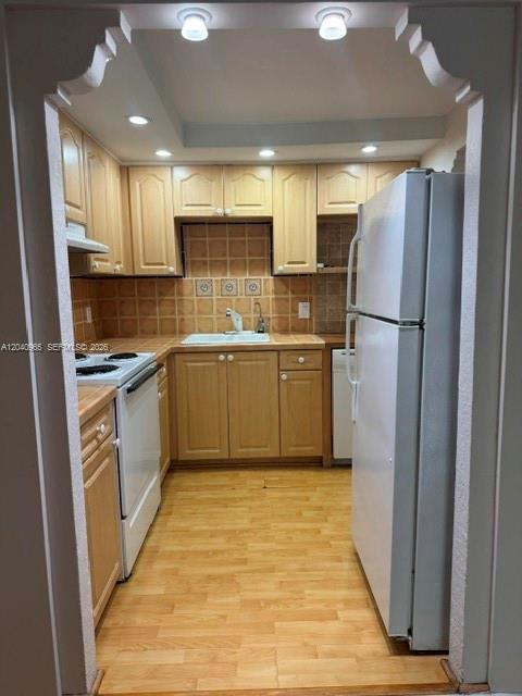 Building Photo - 14321 N Kendall Dr