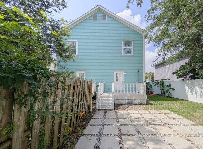 Building Photo - 411 3rd Ave S