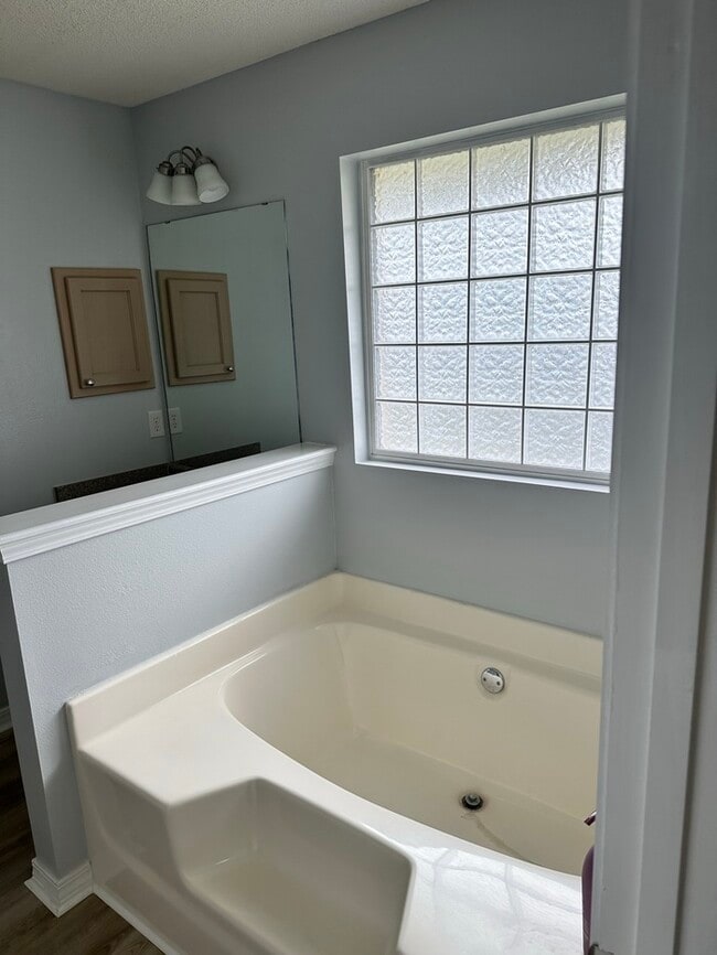 Building Photo - Large 4 bed / 3 bath home minutes from Nav...