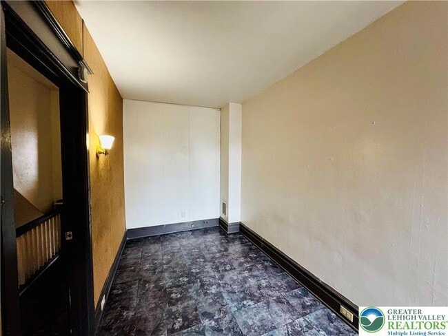 Building Photo - 637 N Penn St