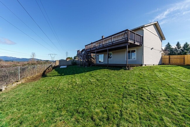 Building Photo - 4 Bedroom 2.5 Bathroom With Large Fenced B...