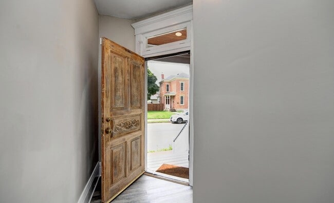 Building Photo - 1050 Oak St