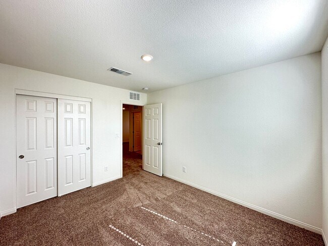 Building Photo - Saguaro North