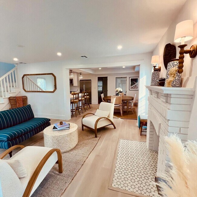 Building Photo - Stunning FULLY FURNISHED 3/2.5 entire hous...