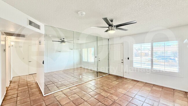 Building Photo - 8960 W Royal Palm Rd