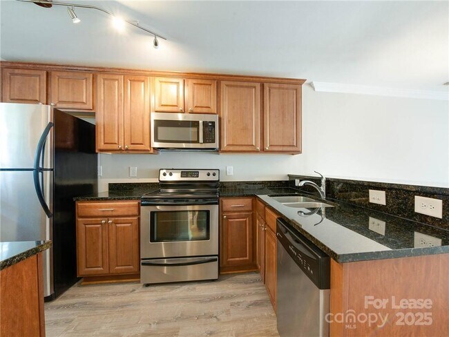 Building Photo - 1344 Green Oaks Ln