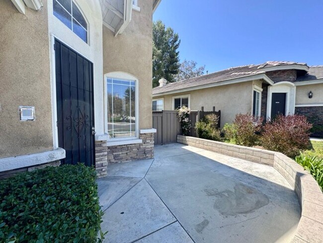 Building Photo - Beautiful 4 Bedroom + Office Home for Lease
