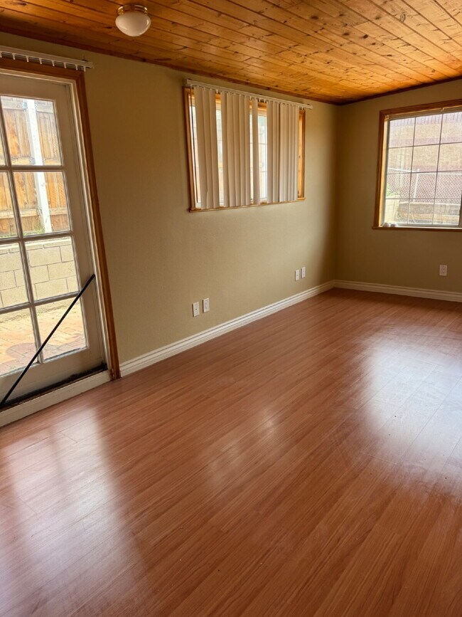 Building Photo - Large yard, spacious interior, extra parking and much more