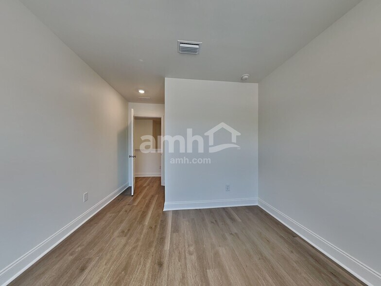 Building Photo - 102 Bellows Bnd