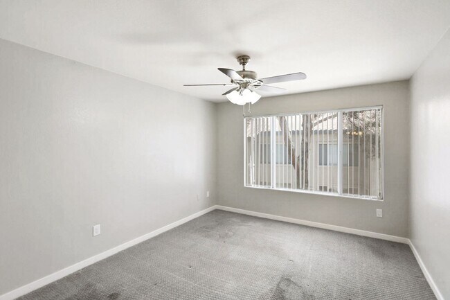 Building Photo - Centrally Located 3 Bed Condo In Gated Com...