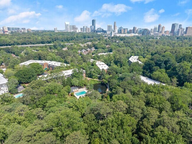 Building Photo - 25312 Plantation Dr NE