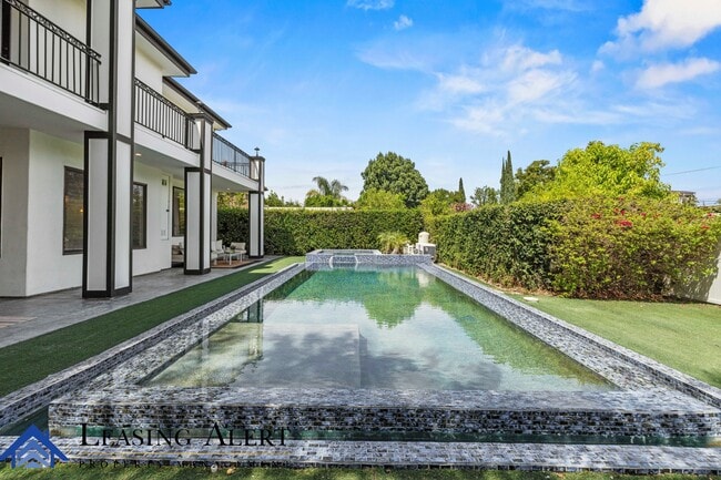 Building Photo - 5011 Hayvenhurst Ave