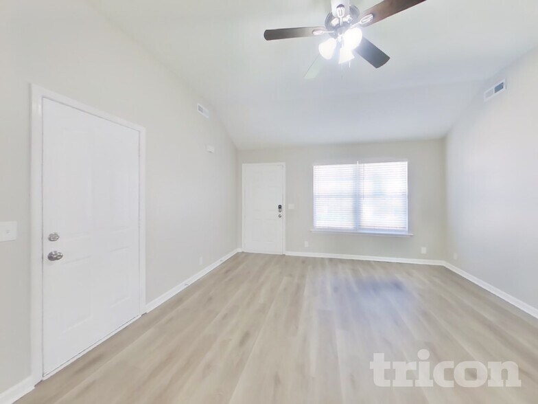 Building Photo - 996 Tom Hailey Blvd