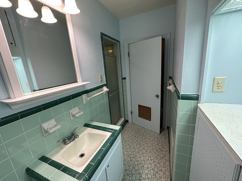 Front tiled bath with shower - 353 E Airport Ave